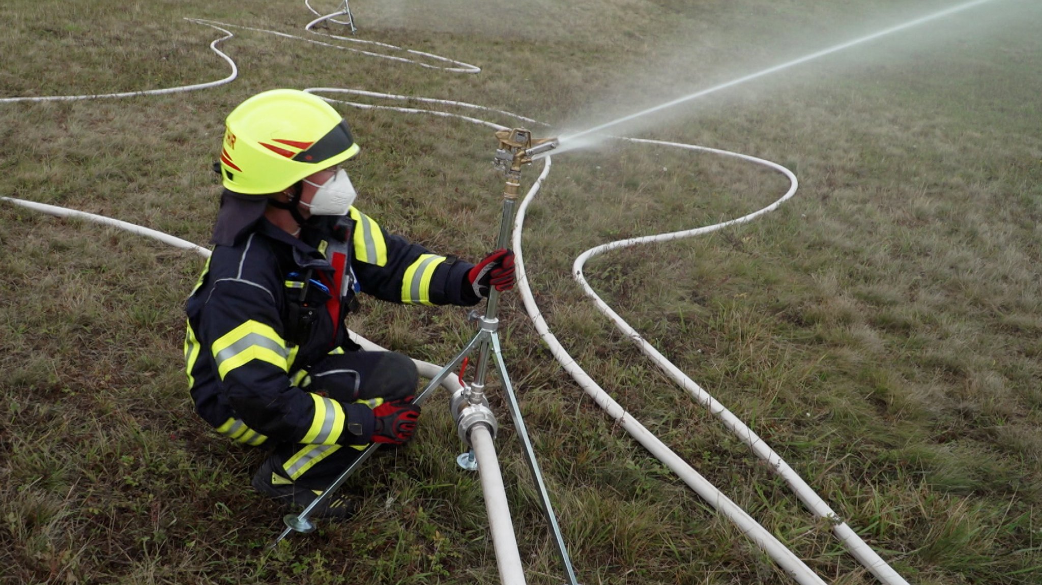 Josephine Kopp von der Freiwilligen Feuerwehr Reiterswiesen übt mit neuangeschafftem Kreisregner auf Truppenübungsplatz Hammelburg | Bild: Ralph Wege Josephine Kopp von der Freiwilligen Feuerwehr Reiterswiesen übt mit neuangeschafftem Kreisregner auf Truppenübungsplatz Hammelburg
