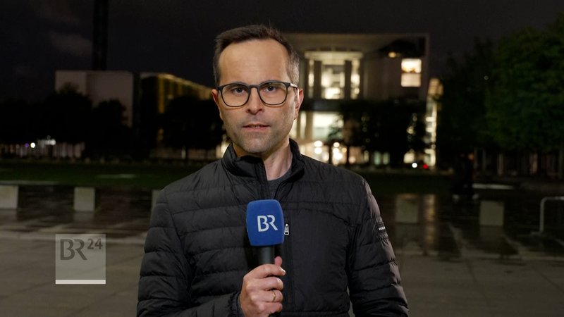 Mario Kubina vor dem Kanzleramt in Berlin. | Bild: BR Mario Kubina vor dem Kanzleramt in Berlin.