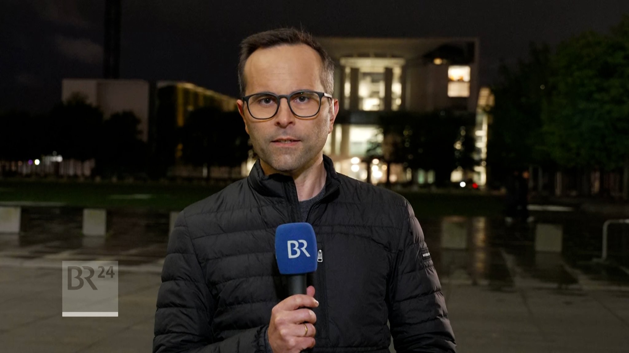 Mario Kubina vor dem Kanzleramt in Berlin. | Bild: BR Mario Kubina vor dem Kanzleramt in Berlin.