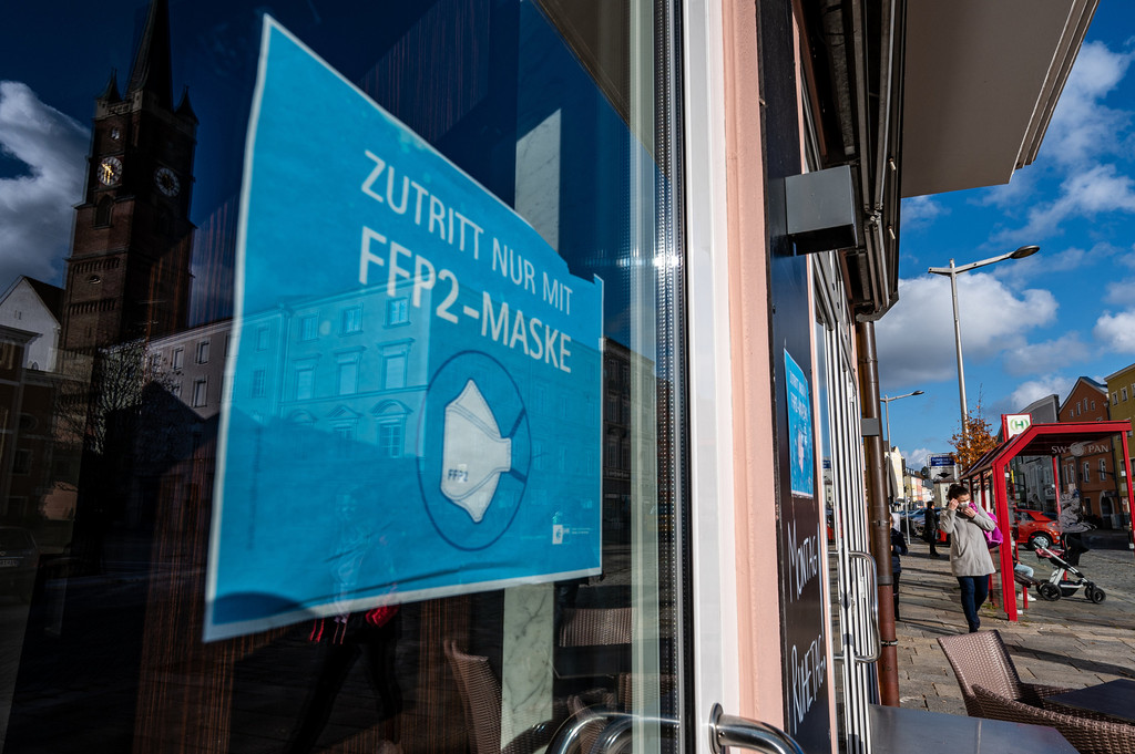 08.11.2021, Bayern, Pfarrkirchen: ·Zutritt nur mit FFP2-Maske· steht an einem Lokal in der Innenstadt.