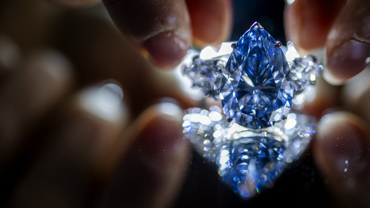 Der seltene blaue Diamant hat bei einer Auktion in Genf 39,5 Millionen Schweizer Franken (41 Millionen Euro) erzielt.