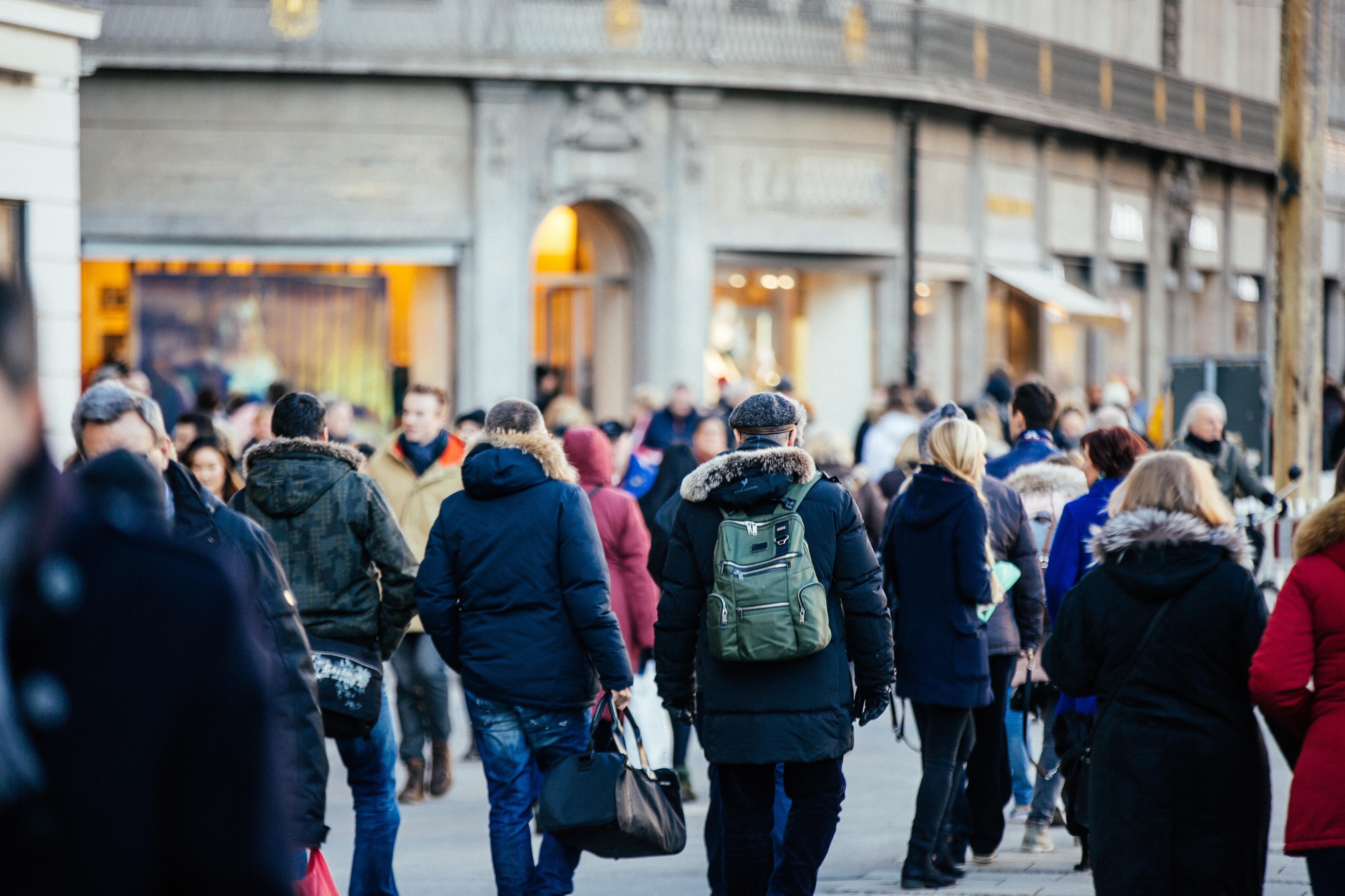 Menschen in Münchener Fußgängerzone.