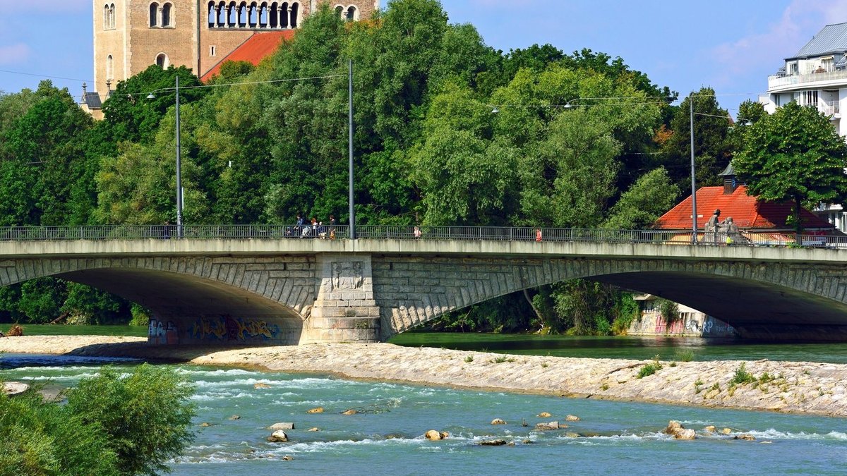 Reichenbachbrücke über die Isar in München.