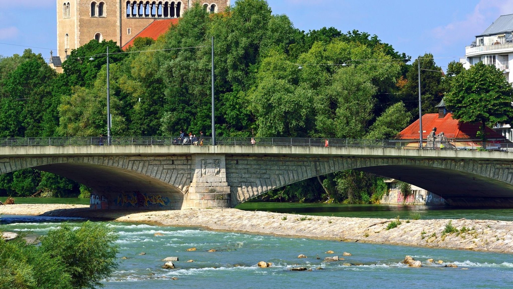 Jugendlicher flüchtet vor Polizeikontrolle und stürzt in Isar