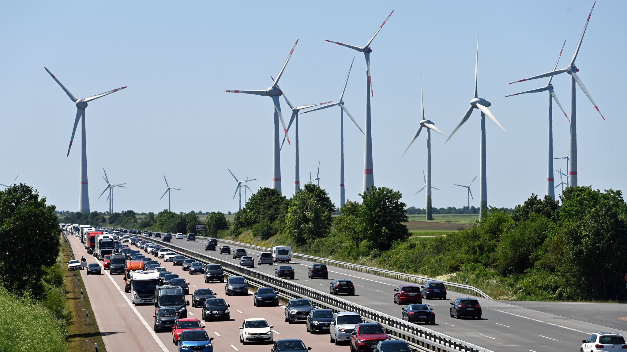 Autobahn, im Hintergrund Windräder