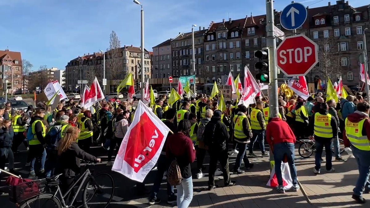 Warnstreiks im öffentlichen Dienst: Gewerkschaftsmitglieder auf dem Weg zur Kundgebung in Nürnberg.