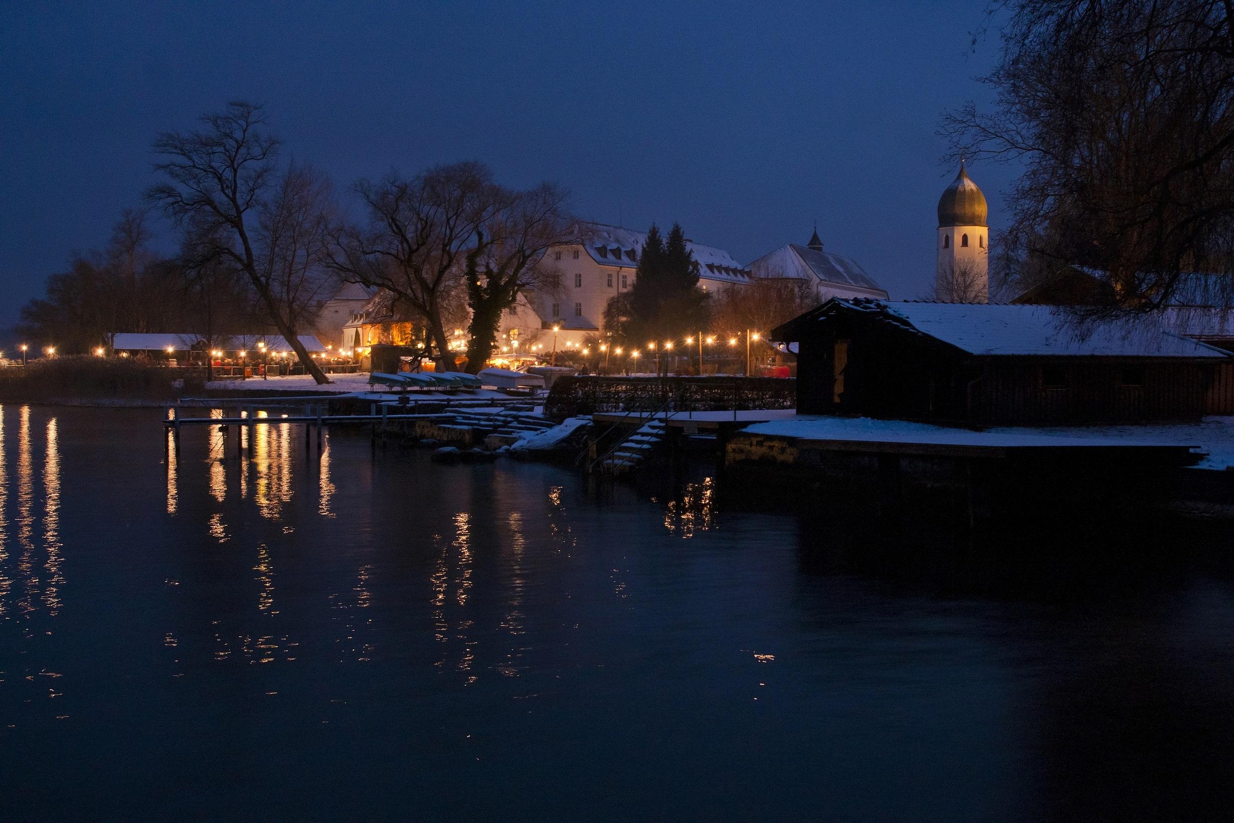 Vom Boot aus gesehen: der Christkindlmarkt auf der Fraueninsel