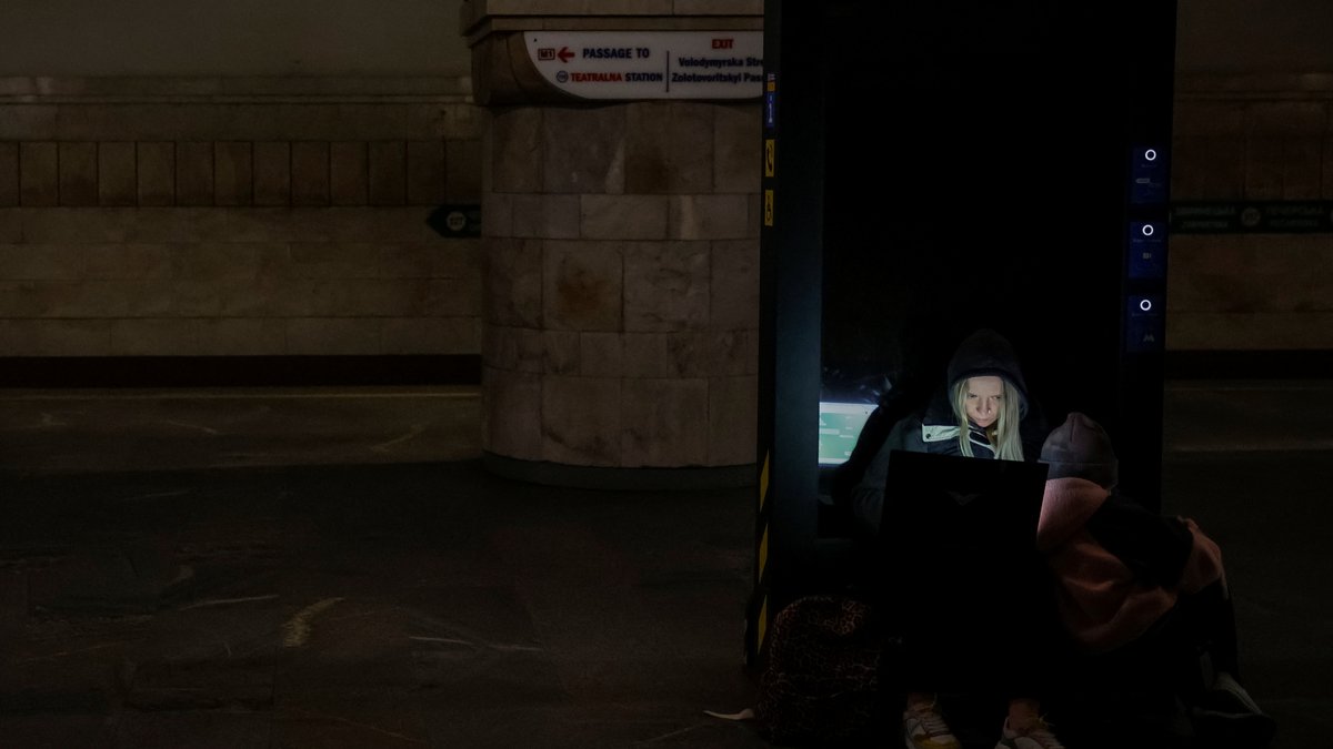 Kiew: Eine Frau mit Kind sucht während des russischen Luftangriffs in einer Metro-Station Schutz. 