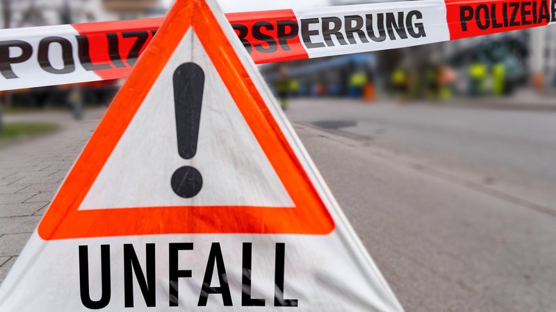 Ein Warnschild mit der Aufschrift "Unfall" neben Absperrband der Polizei. | Bild: pa/CHROMORANGE | Michael Bihlmayer Ein Warnschild mit der Aufschrift "Unfall" neben Absperrband der Polizei.