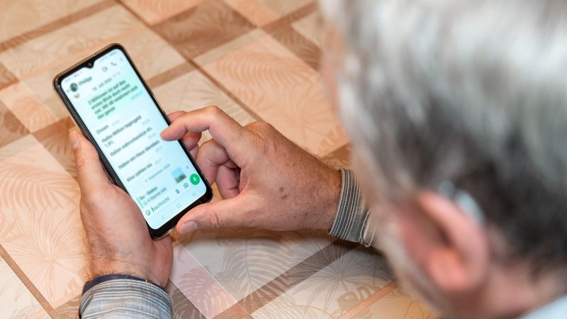 Verbraucherschützer warnen vor einer neuen Betrugsmasche auf Whatsapp | Bild: picture alliance / CHROMORANGE | MICHAEL BIHLMAYER Verbraucherschützer warnen vor einer neuen Betrugsmasche auf Whatsapp