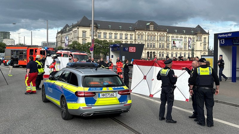 Polizei im Einsatz in der Nähe des Tatorts | Bild: picture alliance/dpa | Steven Hutchings Polizei im Einsatz in der Nähe des Tatorts