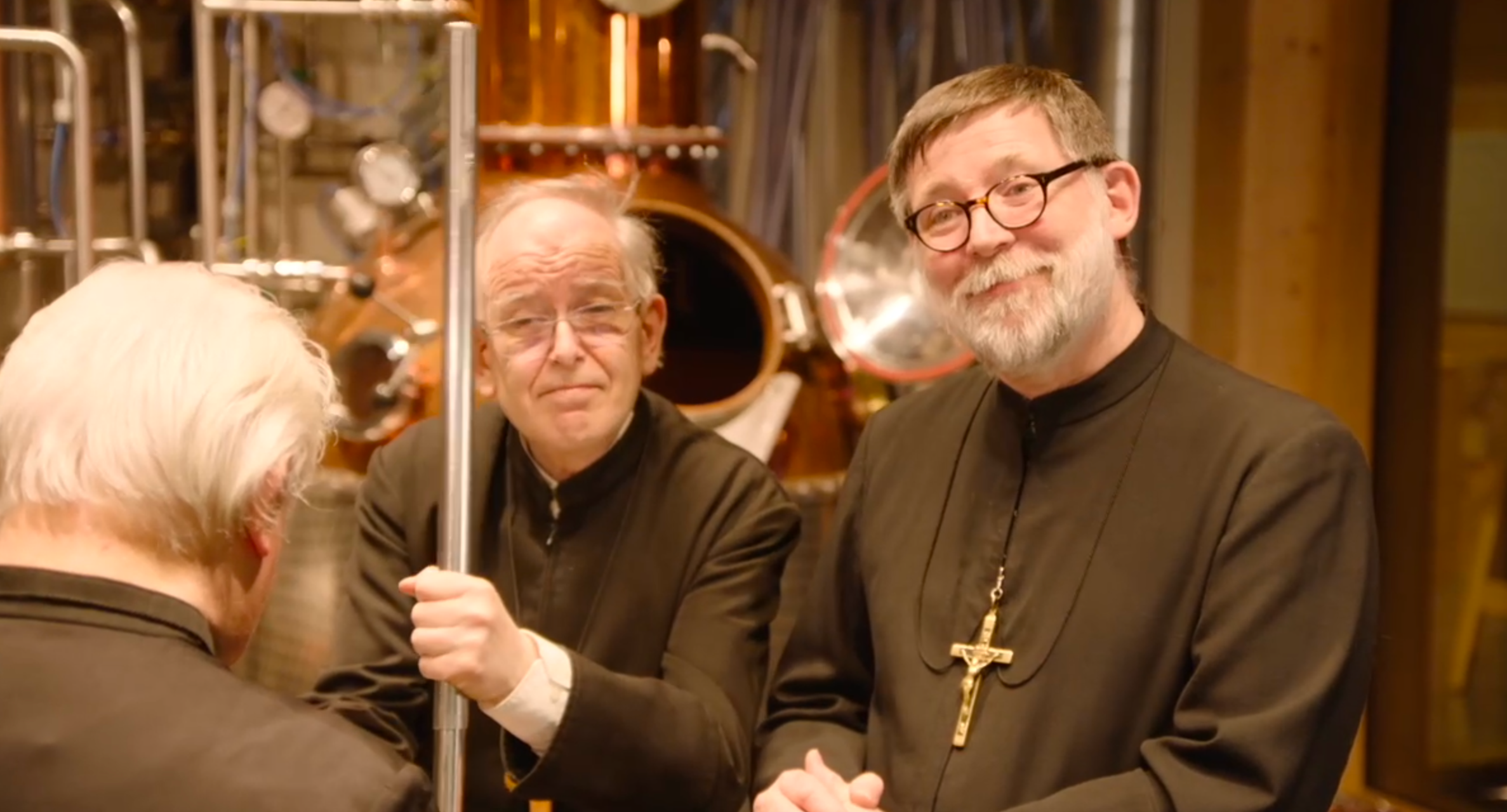 Maristenbrüder bei der Arbeit: Das Rezept, nach dem sie ein Destillat brauen, ist 170 Jahre alt und streng geheim.