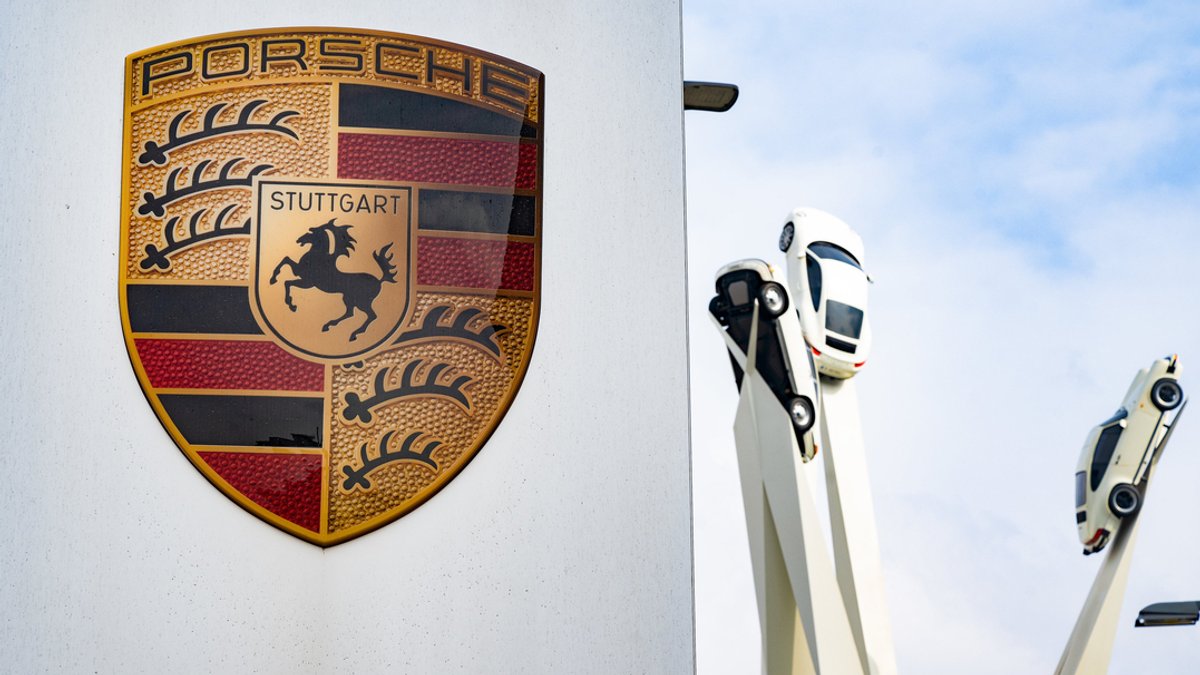 Das Logo von Porsche steht vor dem Porsche Museum am Stammsitz des Autoherstellers in Stuttgart.