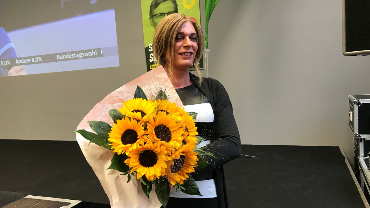 Grünen-Direktkandidatin Tessa Ganserer mit Sonnenblumen.