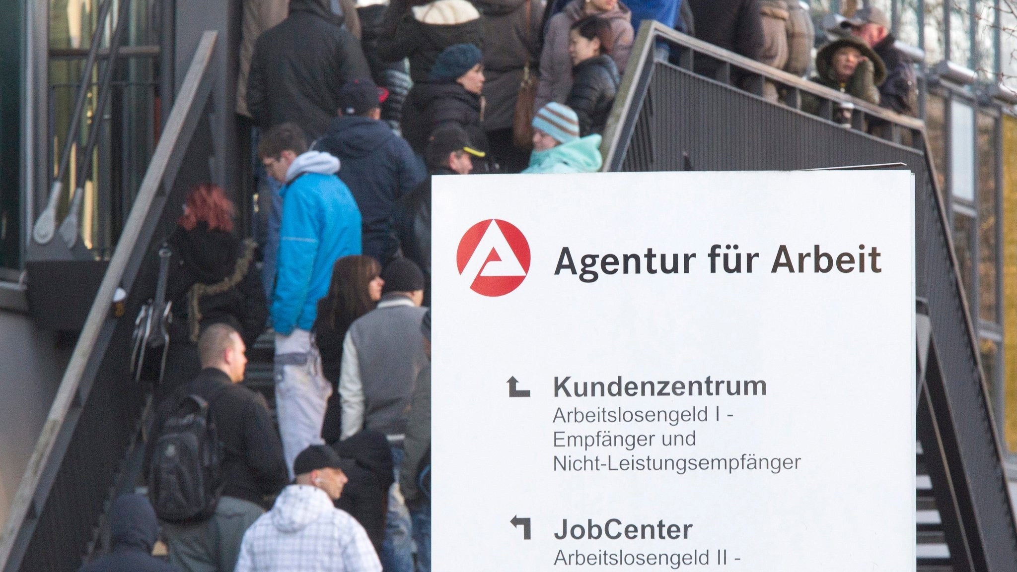 Archivbild: Menschen warten in einer Warteschlange auf Einlass bei der Agentur fuer Arbeit in Berlin Lichtenberg.