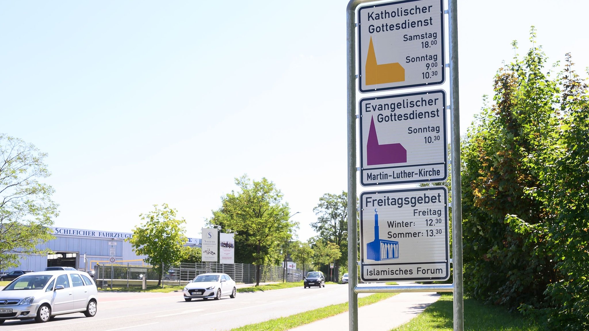 24.07.2026, Bayern, Penzberg: Ein Schild mit dem Hinweis auf das Freitagsgebet steht am Ortseingang. Penzberg ergänzt Gottesdienst-Tafel am Ortseingang um einen Hinweis auf das Freitagsgebet des islamischen Forums. Foto: Lukas Barth-Tuttas/dpa +++ dpa-Bildfunk +++