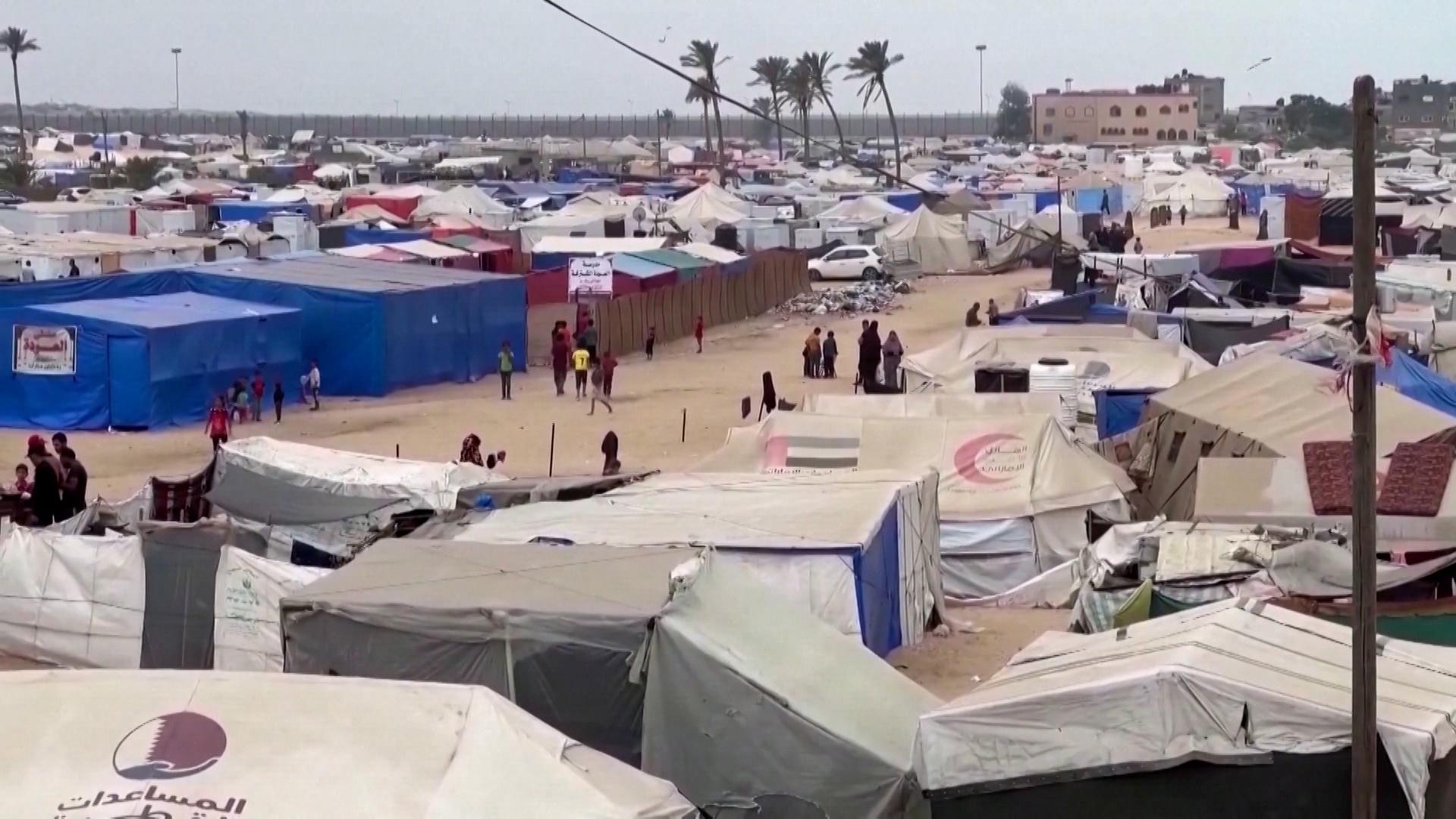 Blick auf eine Zeltstadt.