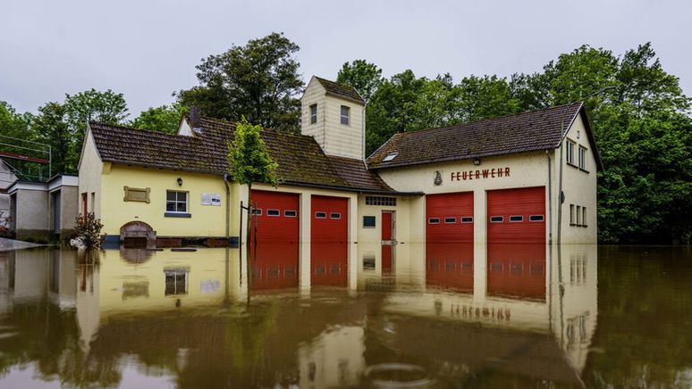 Das Feuerwehrhaus in Blieskastel im Saarland. Der Wasserstand der Blies, ein Nebenfluss der Saar, fällt derzeit. | Bild:dpa-Bildfunk/Andreas Arnold