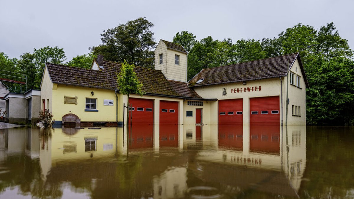 Das Feuerwehrhaus in Blieskastel im Saarland. Der Wasserstand der Blies, ein Nebenfluss der Saar, fällt derzeit.