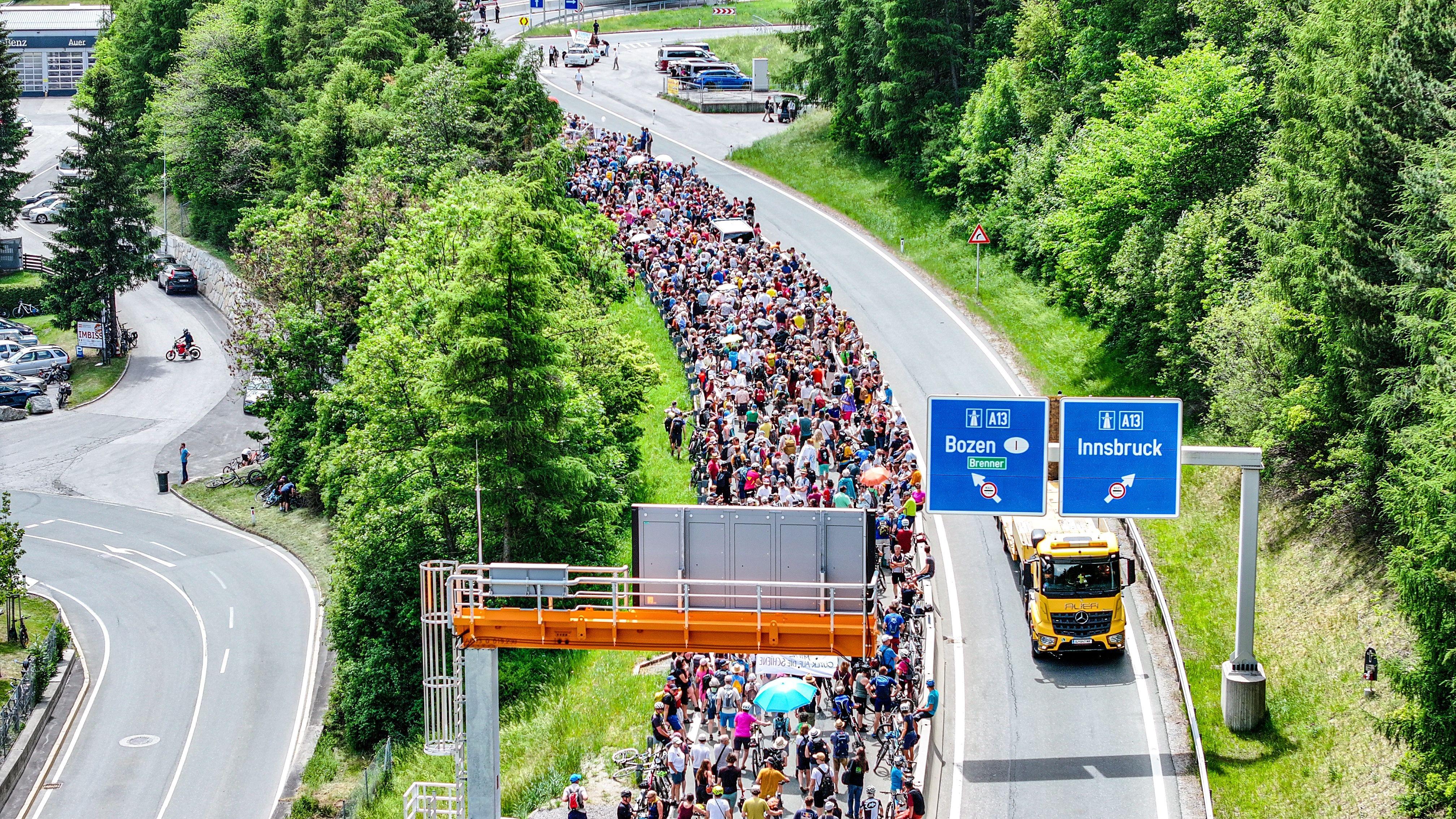 ARCHIV - 28.05.2026, Österreich, Matrei am Brenner: Teilnehmer der Demonstration protestieren bei der Autobahn Auffahrt des Brenners in Matrei am Brenner in Fahrtrichtung Norden gegen die Verkehrsflut am Brenner (Aufnahme mit einer Drohne). Alle Straßen im Brenner-Korridor sind wegen einer Demonstration für den Transitverkehr gesperrt. Foto: Jason Tschepljakow/dpa +++ dpa-Bildfunk +++