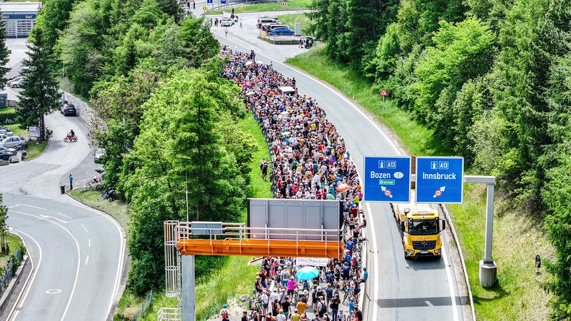 ARCHIV - 28.05.2026, Österreich, Matrei am Brenner: Teilnehmer der Demonstration protestieren bei der Autobahn Auffahrt des Brenners in Matrei am Brenner in Fahrtrichtung Norden gegen die Verkehrsflut am Brenner (Aufnahme mit einer Drohne). Alle Straßen im Brenner-Korridor sind wegen einer Demonstration für den Transitverkehr gesperrt. Foto: Jason Tschepljakow/dpa +++ dpa-Bildfunk +++ | Bild: dpa-Bildfunk/Jason Tschepljakow ARCHIV - 28.05.2026, Österreich, Matrei am Brenner: Teilnehmer der Demonstration protestieren bei der Autobahn Auffahrt des Brenners in Matrei am Brenner in Fahrtrichtung Norden gegen die Verkehrsflut am Brenner (Aufnahme mit einer Drohne). Alle Straßen im Brenner-Korridor sind wegen einer Demonstration für den Transitverkehr gesperrt. Foto: Jason Tschepljakow/dpa +++ dpa-Bildfunk +++
