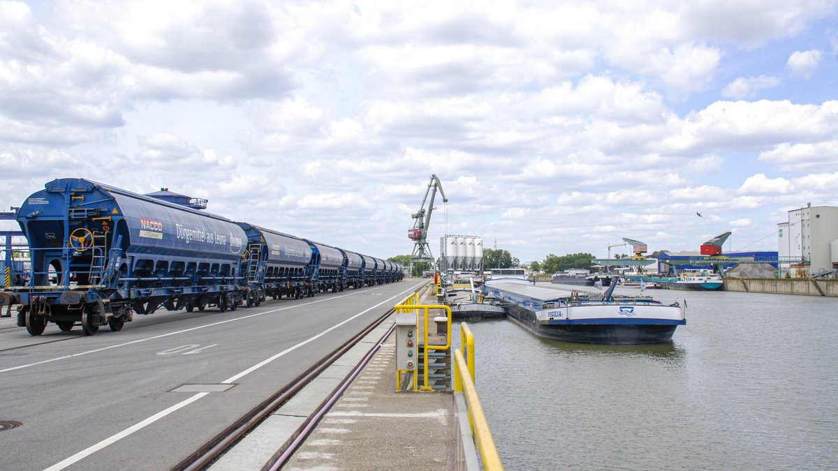 Im Bayernhafen Regensburg werden Güter nicht nur auf Schiffe, sondern auch im großen Umfang auf Züge verlagert.
