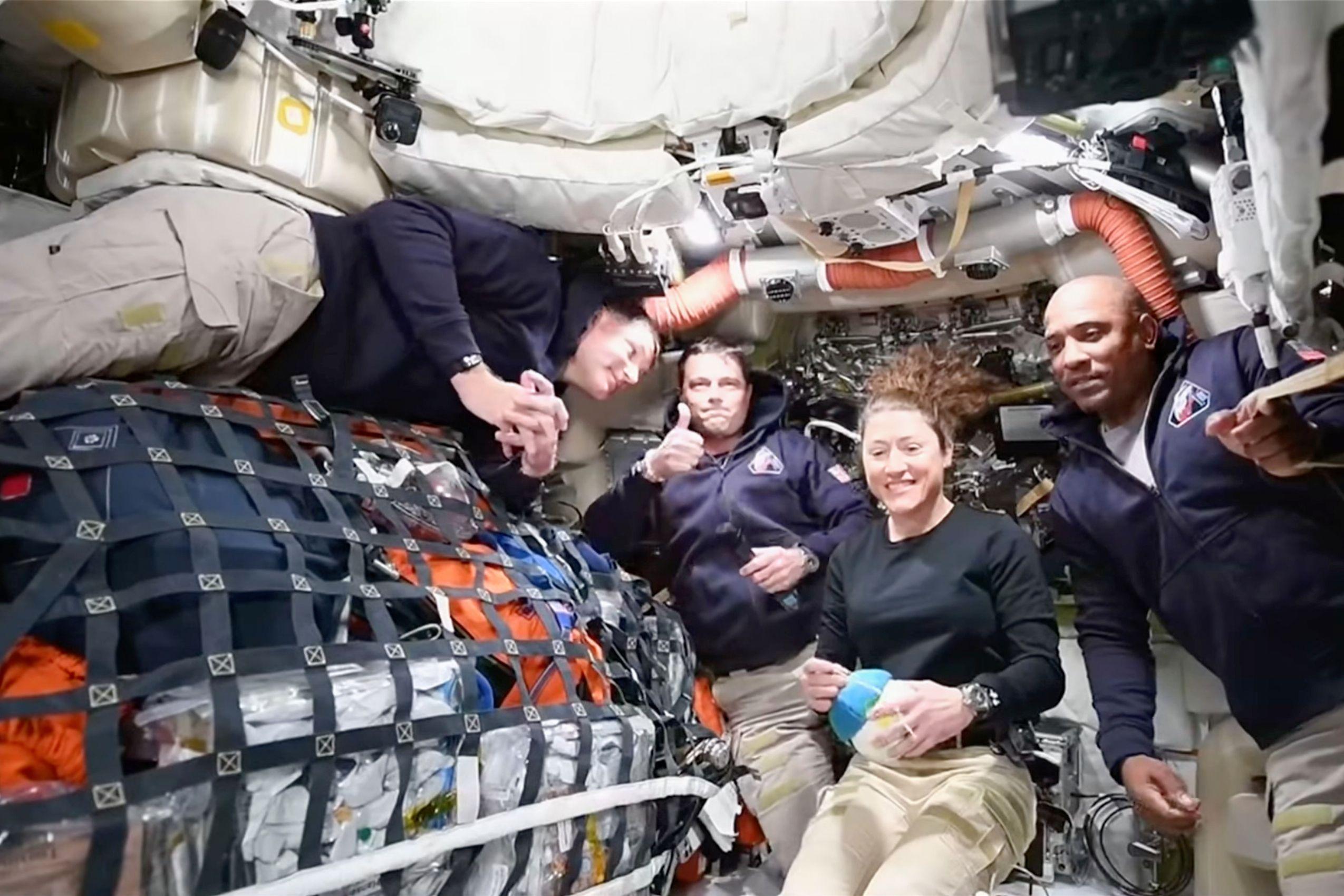 Dieses Bild aus einem von der NASA zur Verfügung gestellten Video zeigt die Artemis II-Besatzung (l-r), den kanadischen Astronauten und Missionsspezialisten Jeremy Hansen, Commander Reid Wiseman, Missionsspezialistin Christina Koch und Pilot Victor Glover, wie sie per Videokonferenz aus der Mondumlaufbahn mit der NASA-Missionskontrolle sprechen.