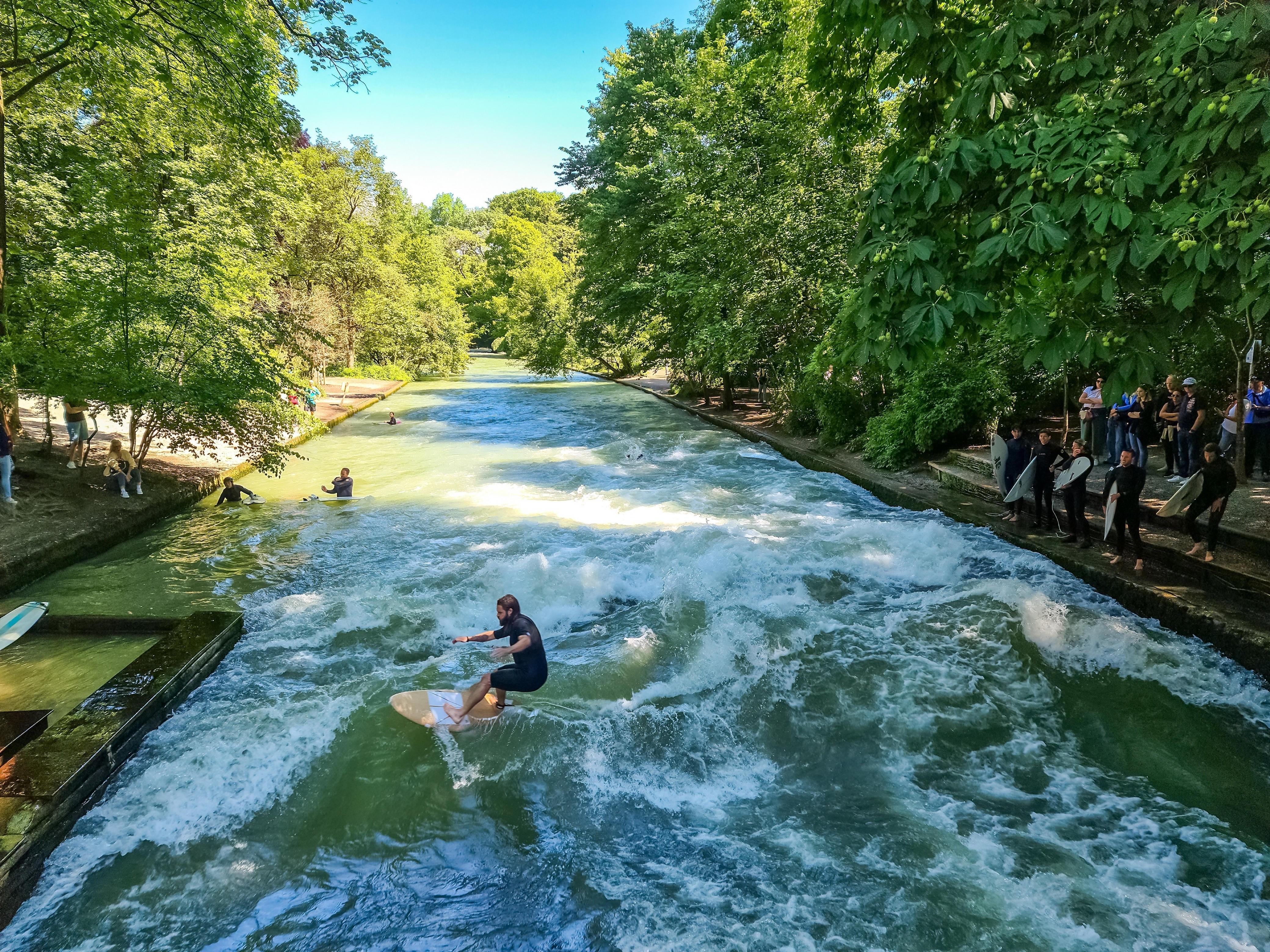 Spaziergänger entdeckten eine Leiche im Eisbach - nun untersucht die Gerichtsmedizin, ob es sich um den 26-jährigen Vermissten handelt.