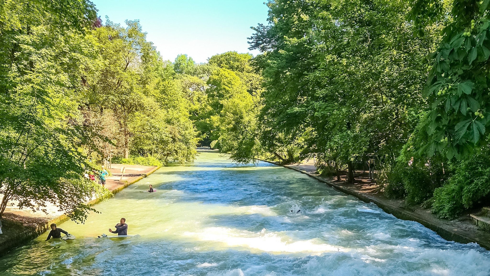 Spaziergänger entdeckten eine Leiche im Eisbach - nun untersucht die Gerichtsmedizin, ob es sich um den 26-jährigen Vermissten handelt.