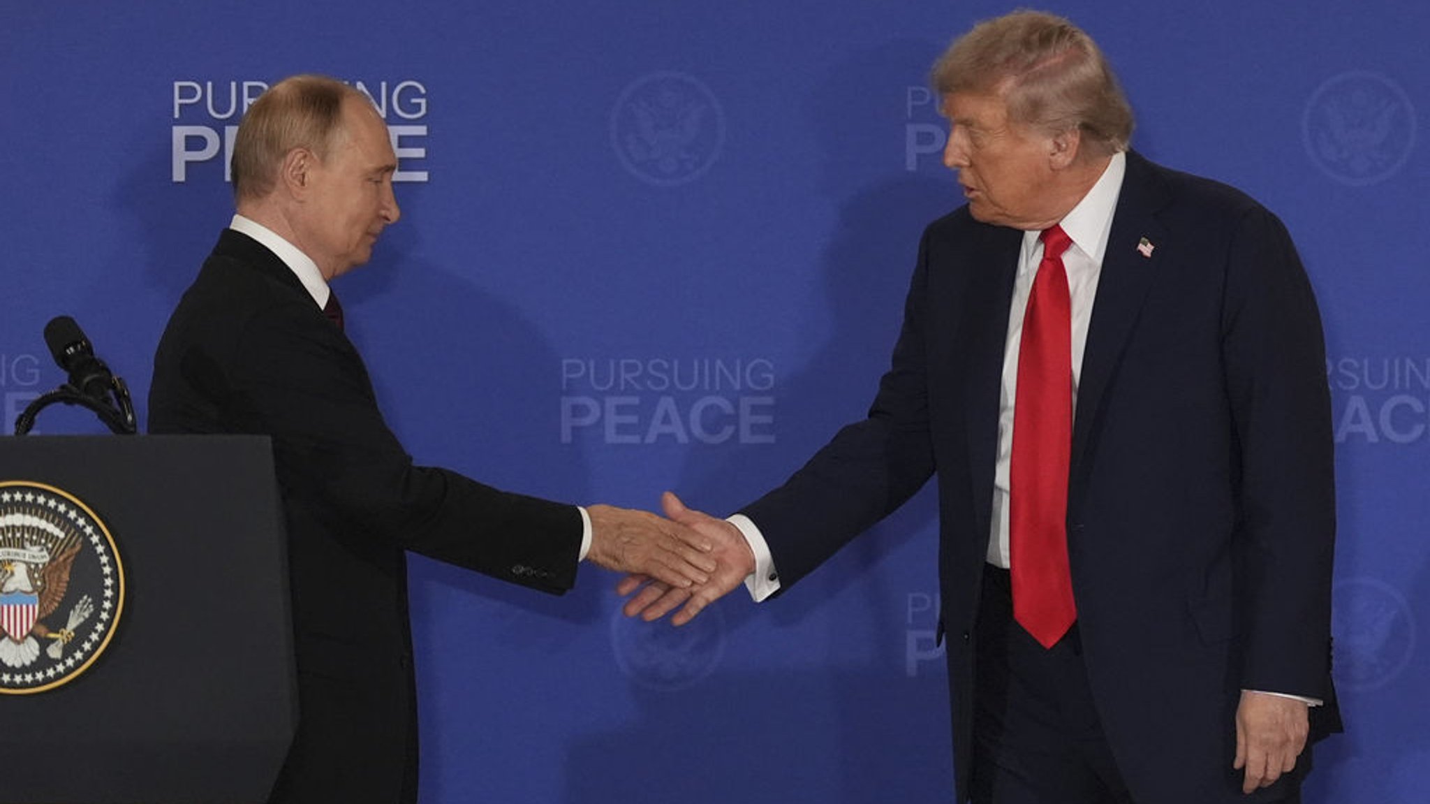 15.08.2025, USA, Joint Base Elmendorf-Richardson: Präsident Donald Trump (r) schüttelt die Hand des russischen Präsidenten Wladimir Putin während einer gemeinsamen Pressekonferenz auf der Joint Base Elmendorf-Richardson, Alaska. Foto: Jae C. Hong/AP/dpa +++ dpa-Bildfunk +++