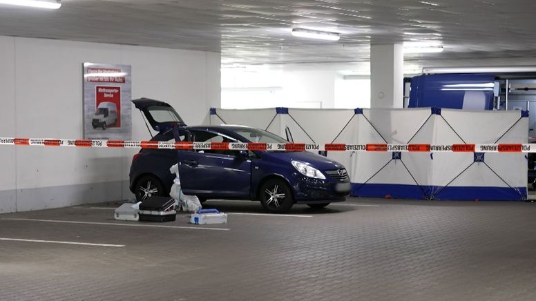 In diesem Kleinwagen wurde die Leiche der Frau gefunden. | Bild:Bayerischer Rundfunk 2024