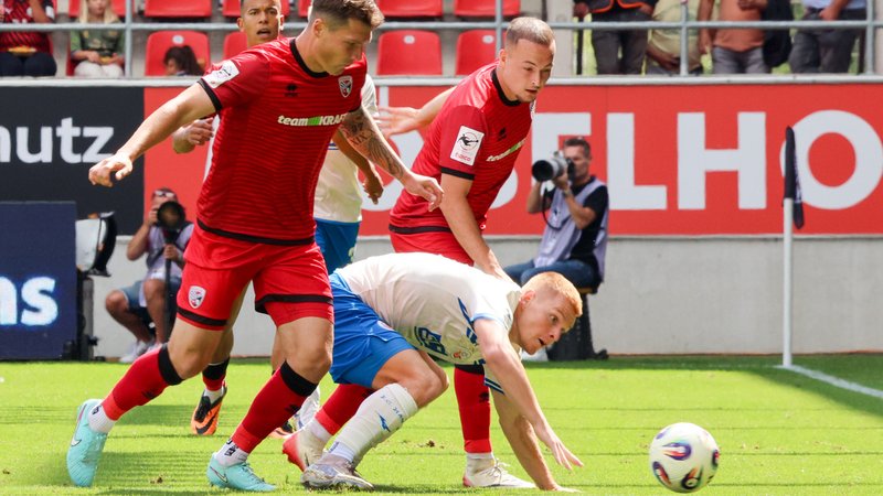 David Hummel wird von Mattis Hoppe und Jonas Scholz in die Zange genommen | Bild: picture alliance / Eibner-Pressefoto David Hummel wird von Mattis Hoppe und Jonas Scholz in die Zange genommen