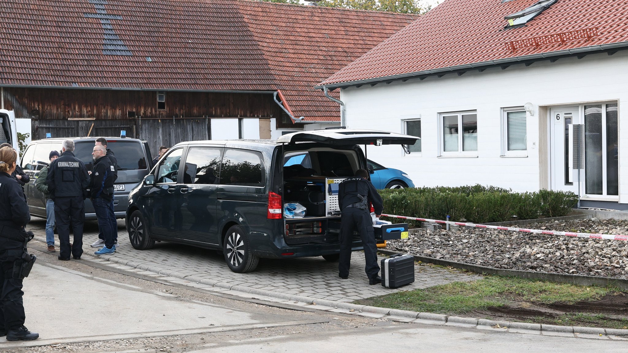 Die Polizei war am Tag der Tat mit einem Großaufgebot im Einsatz und sicherte Spuren. | Bild: picture alliance/dpa | Daniel Löb Die Polizei war am Tag der Tat mit einem Großaufgebot im Einsatz und sicherte Spuren.