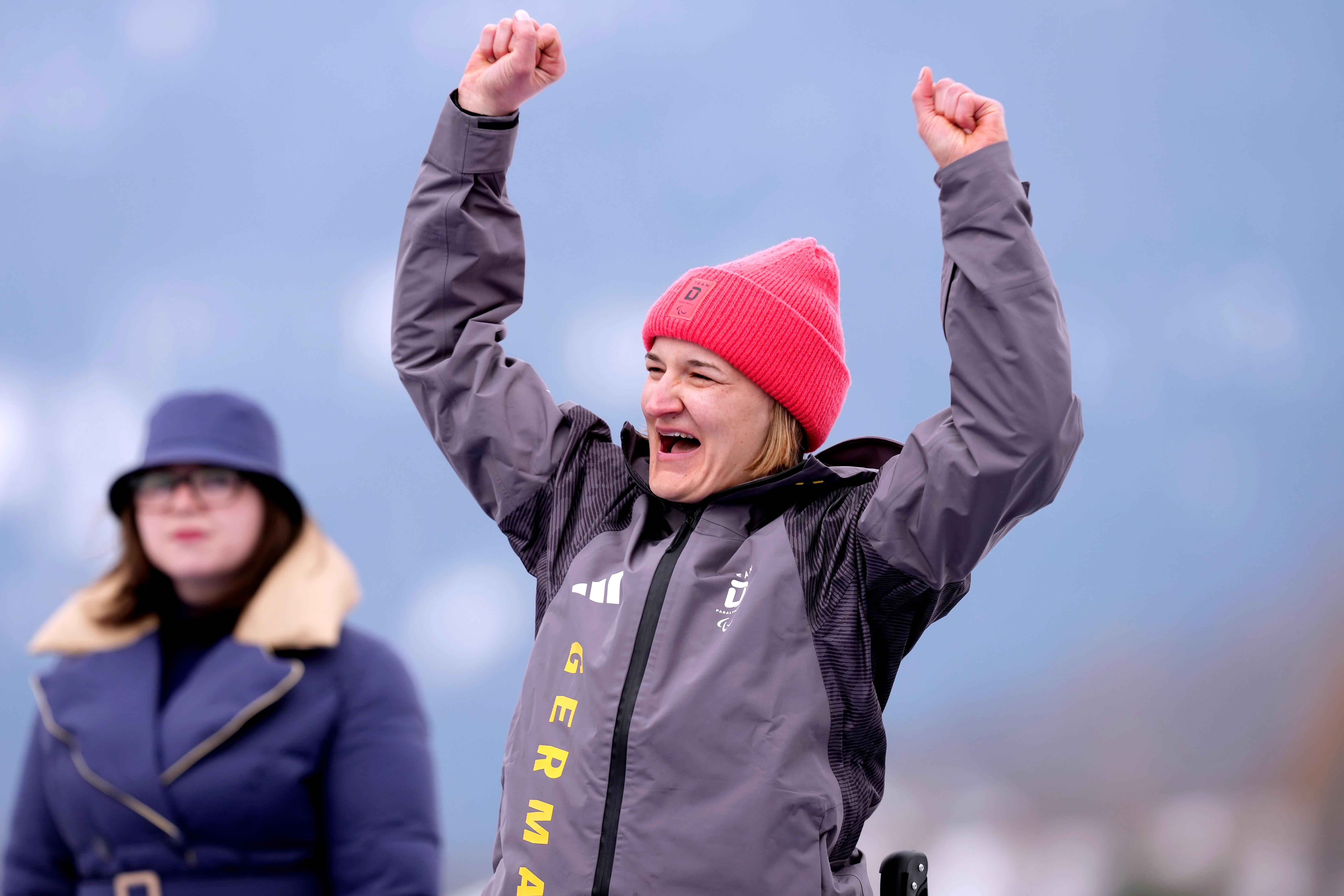 Monoskifahrerin Anna-Lena Forster jubelt