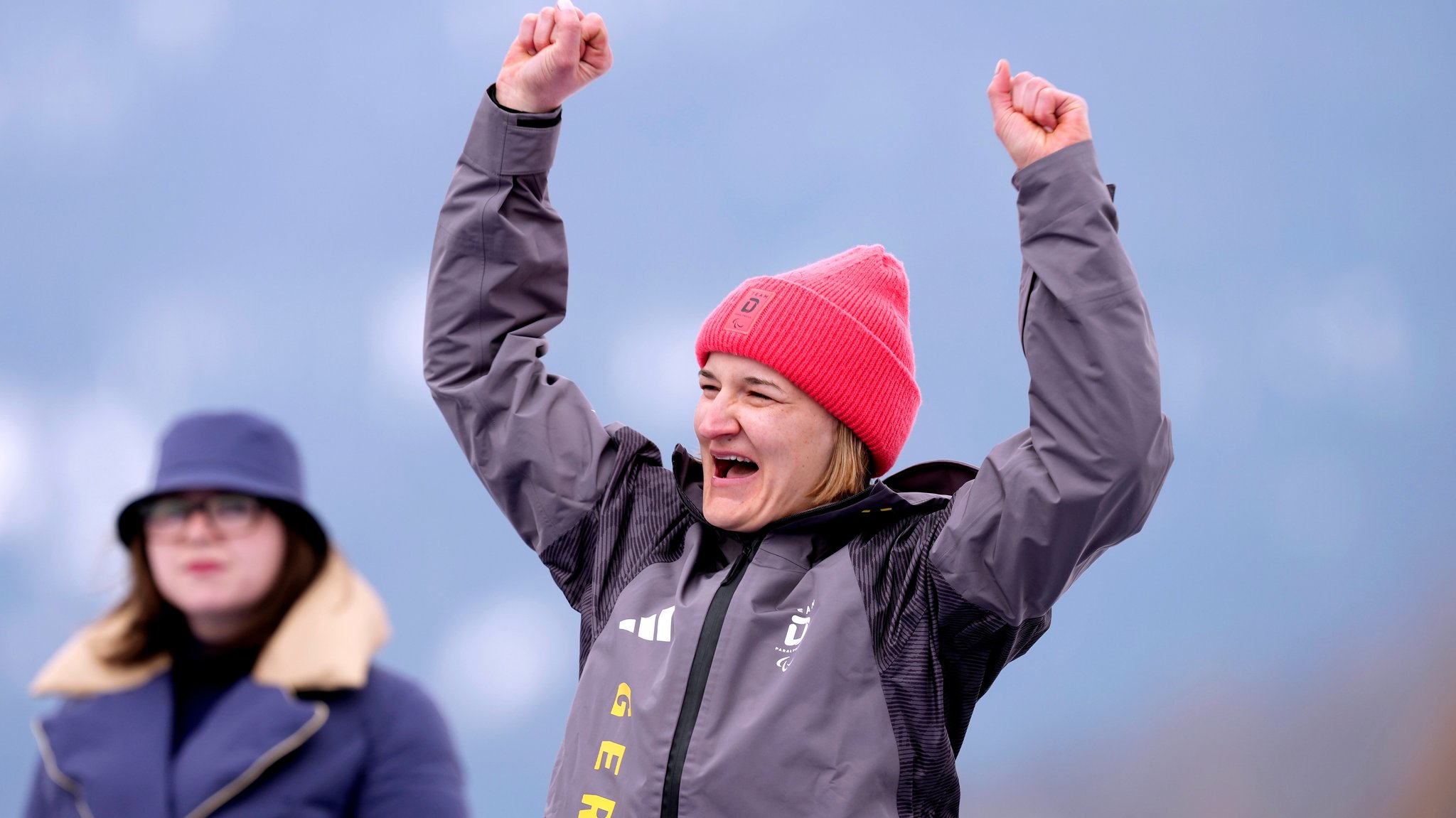 Monoskifahrerin Anna-Lena Forster jubelt