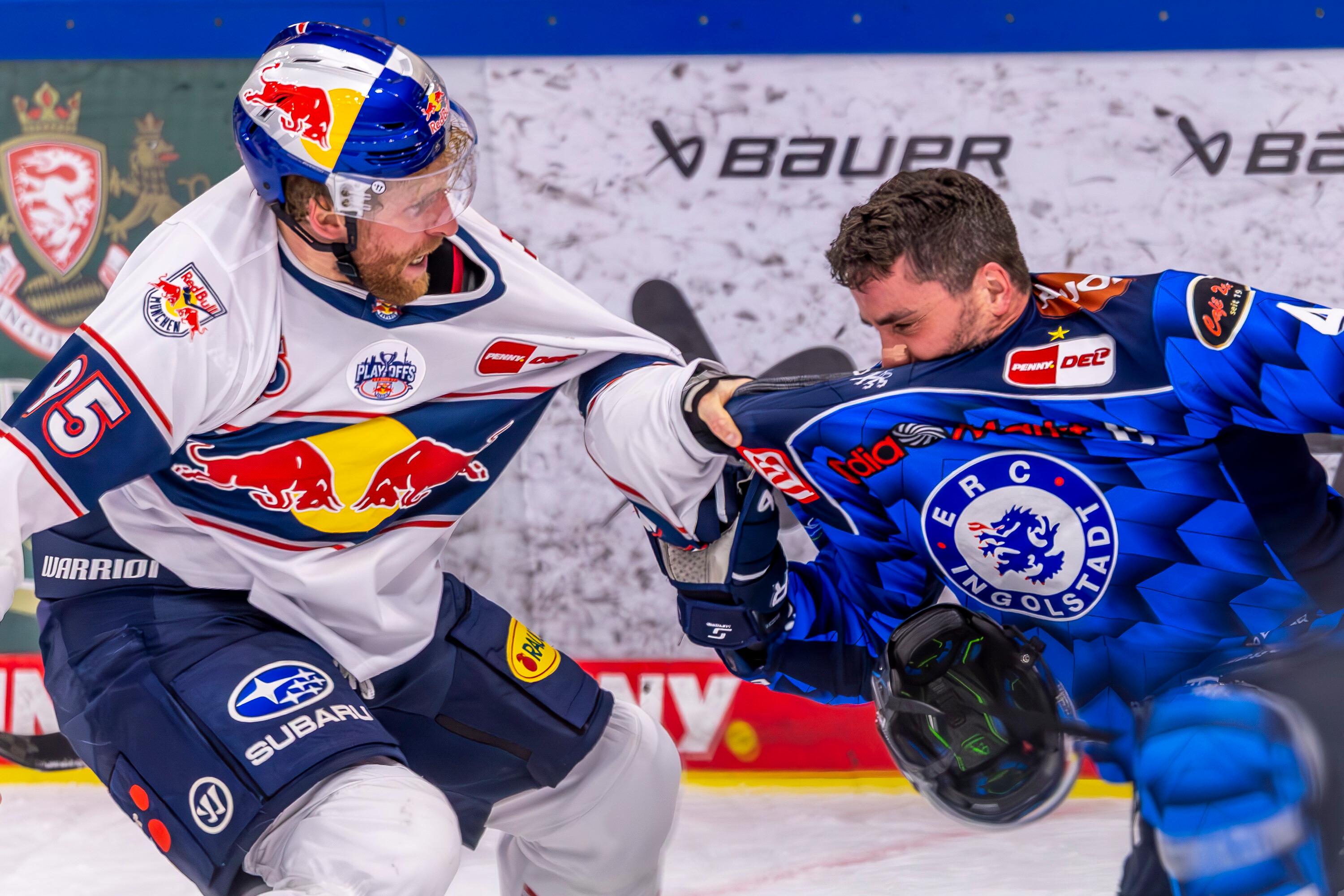 Mehr Kampf als Eishockey: Spiel vier der Serie zwischen dem EHC Red Bull München und dem ERC Ingolstadt.