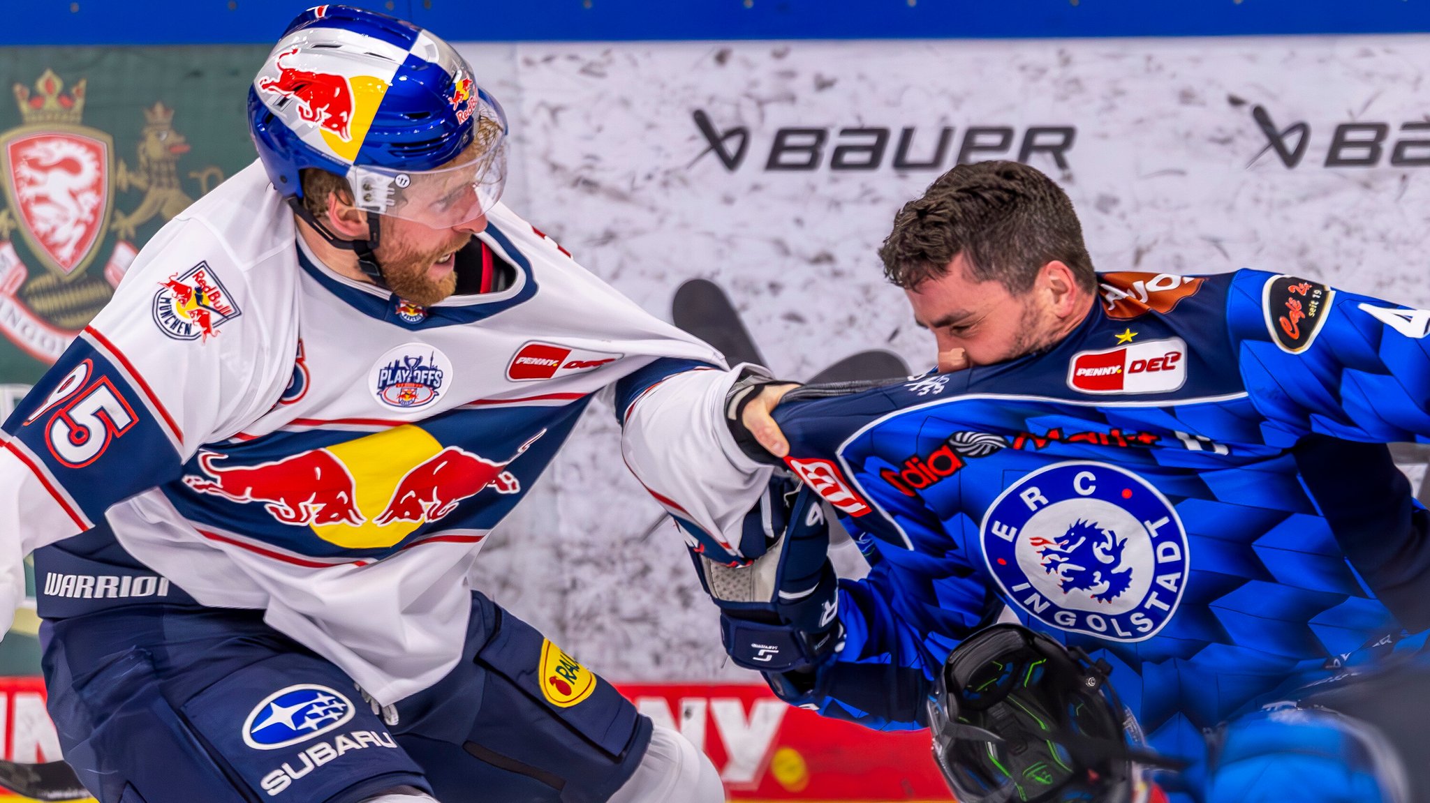 Mehr Kampf als Eishockey: Spiel vier der Serie zwischen dem EHC Red Bull München und dem ERC Ingolstadt.