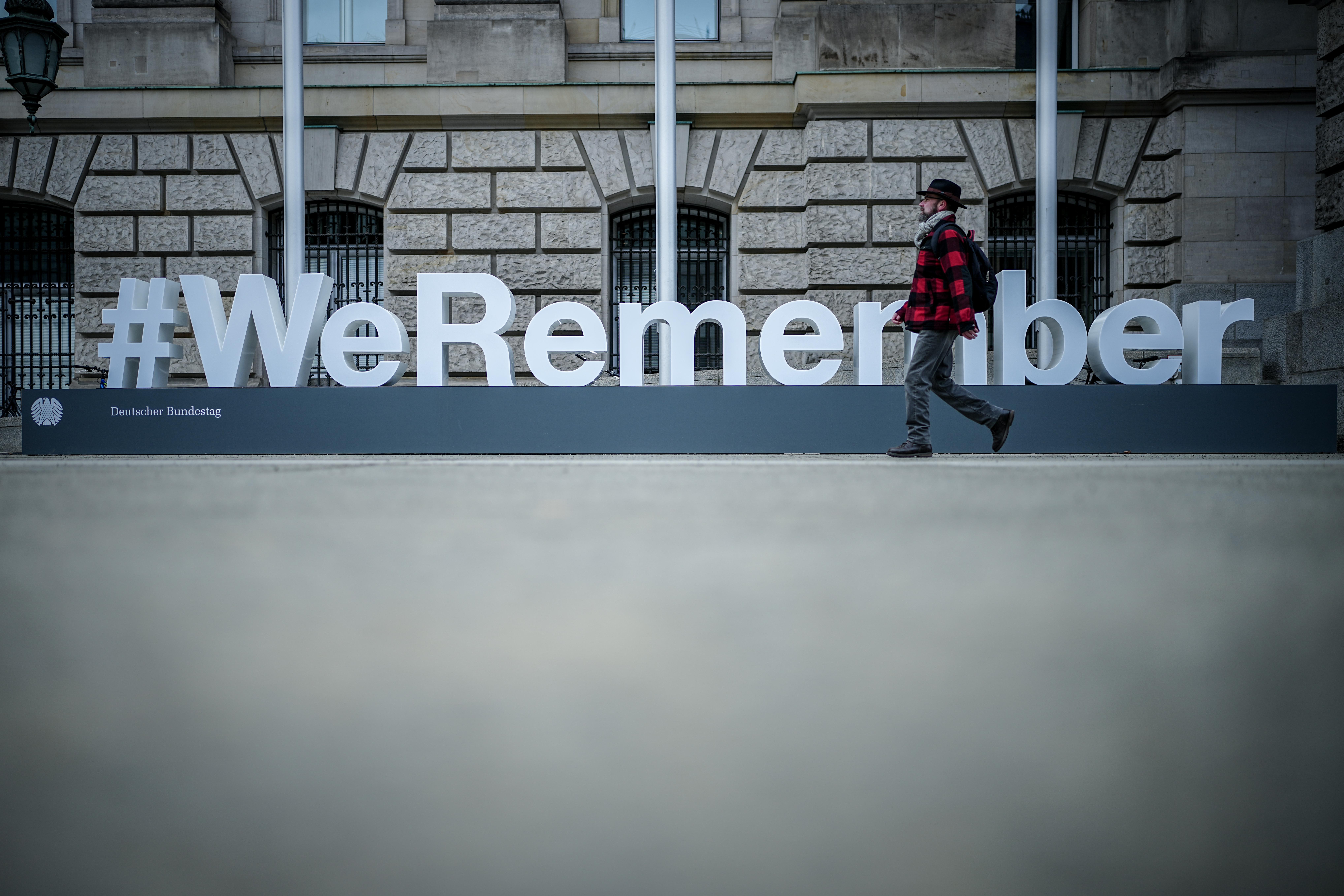 Schriftzug "#WeRemember" steht anlässlich des Internationalen Tages des Gedenkens an die Opfer des Holocaust vor dem Reichstagsgebäude mit Deutschen Bundestag. 