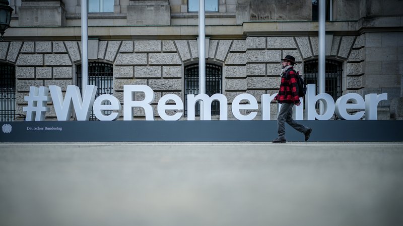 Schriftzug "#WeRemember" steht anlässlich des Internationalen Tages des Gedenkens an die Opfer des Holocaust vor dem Reichstagsgebäude mit Deutschen Bundestag. 