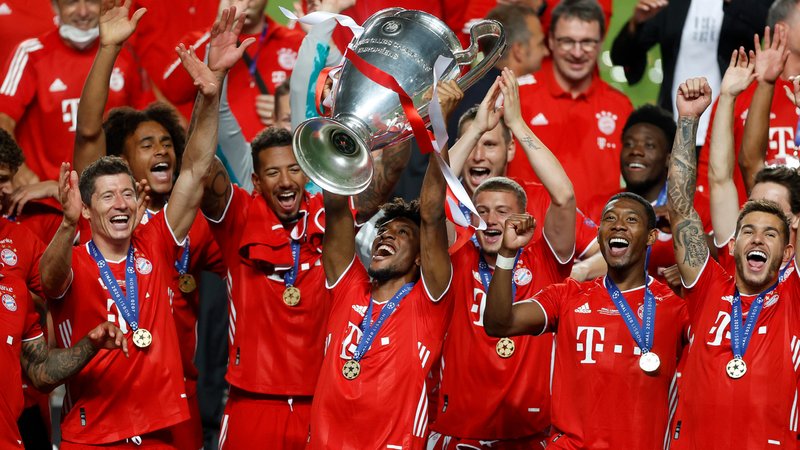 Kingsley Coman (Mitte) stemmt den Henkelpott | Bild: picture-alliance / dpa Kingsley Coman (Mitte) stemmt den Henkelpott