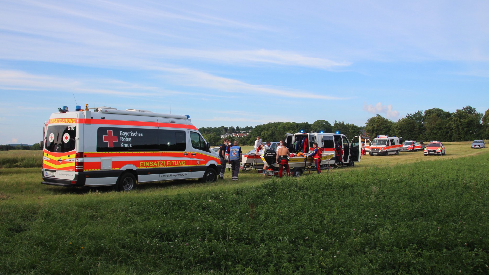 Einsatzkräfte bei dem tödlichen Badeunfall in Zeitlarn.