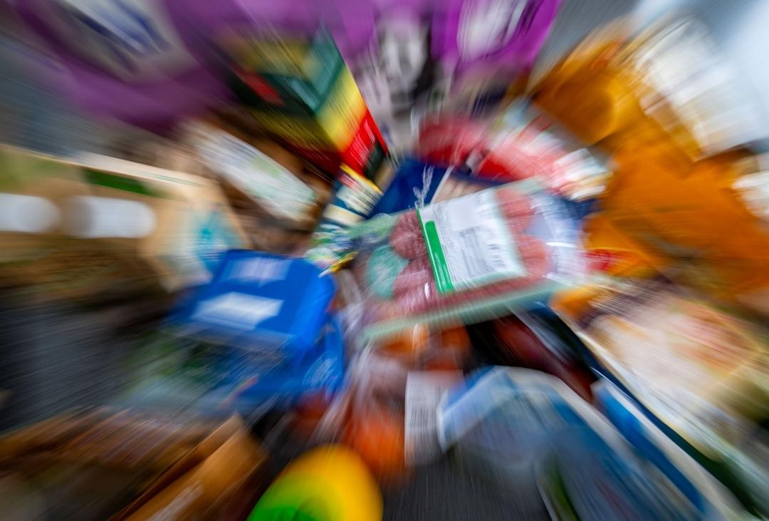 Lebensmittel stehen auf einem Küchentisch (Aufnahme mit Zoom-Effekt)