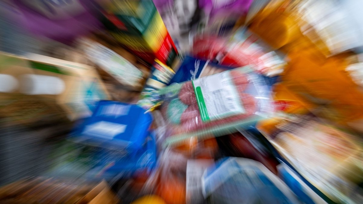 Lebensmittel stehen auf einem Küchentisch (Aufnahme mit Zoom-Effekt)