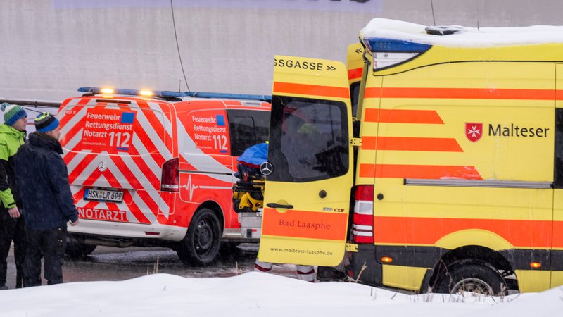 Ärzte versorgen den Anschieber eines Spurbobs, der während der Fahrt gestürzt ist und schwer verletzt wurde. | Bild: picture.alliance/dpa Ärzte versorgen den Anschieber eines Spurbobs, der während der Fahrt gestürzt ist und schwer verletzt wurde.
