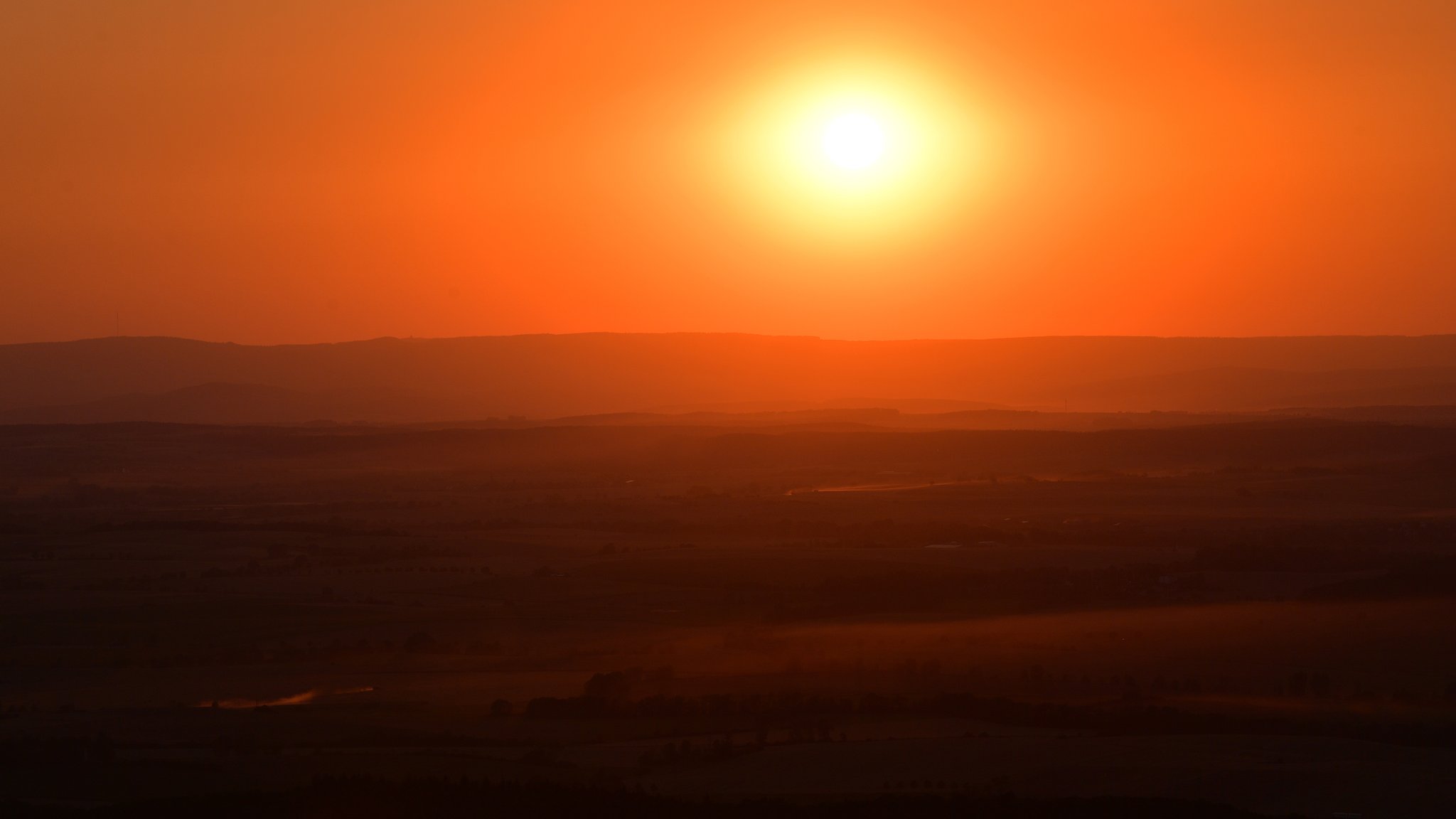 Glutroter Sonnenuntergang über Deutschland.