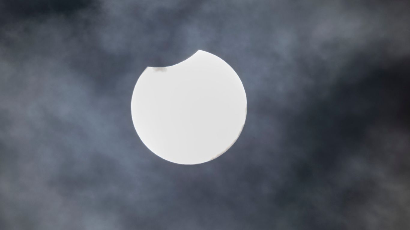 Blick auf die partielle Sonnenfinsternis in Köln.