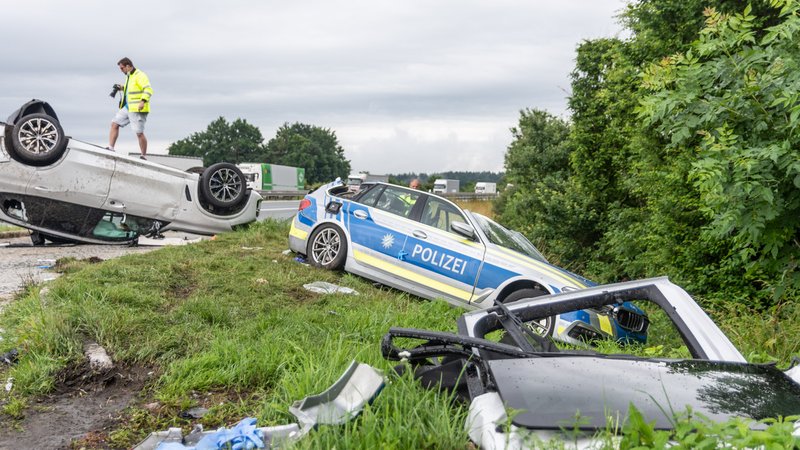 Bei einem Unfall auf der A6 bei Altdorf wurden drei Menschen schwer verletzt. Auch ein Polizeiauto wurde völlig zerstört.