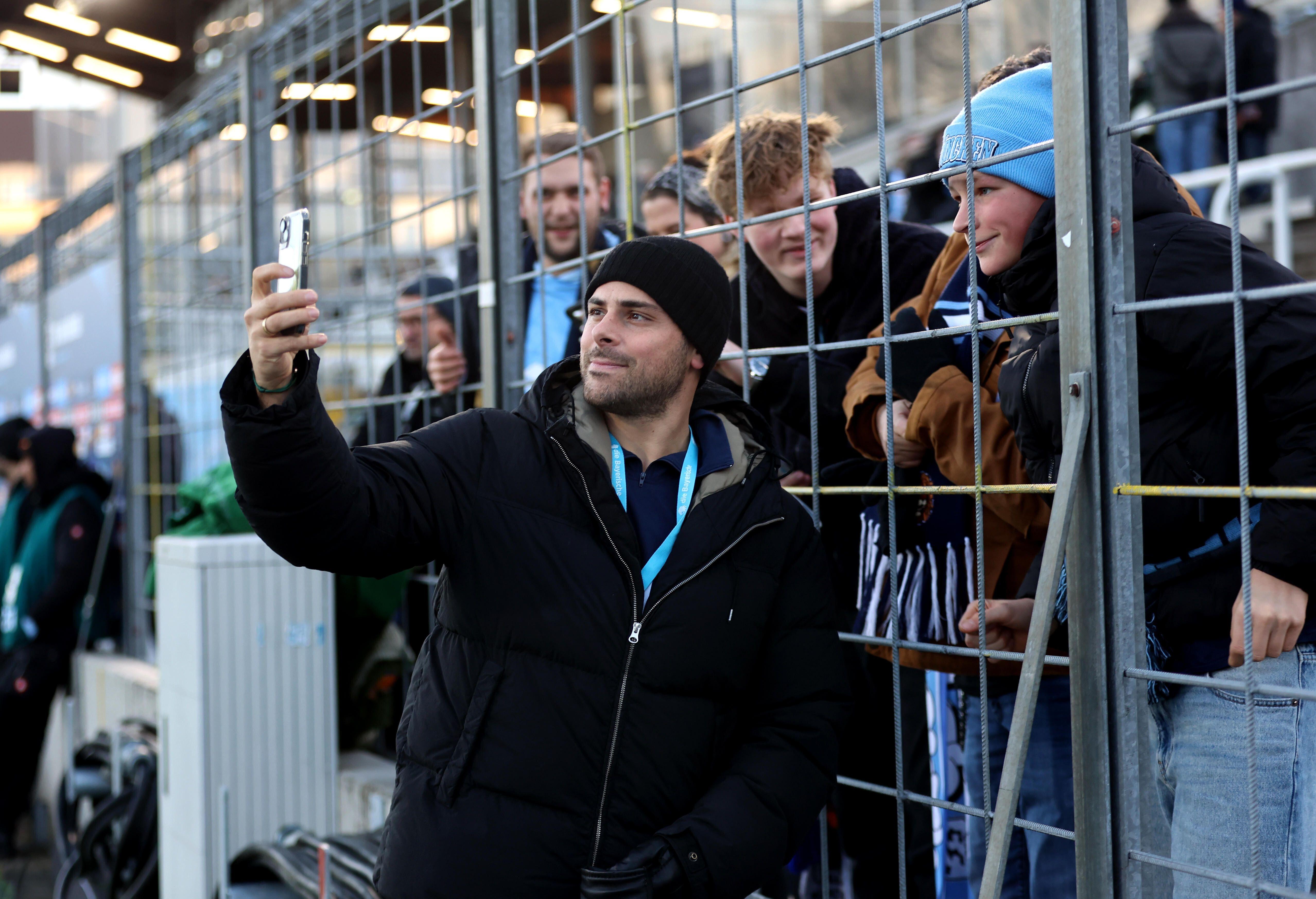Kevin Volland bei Selfies mit Fans