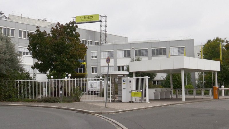 Die fränkische Schaeffler-Gruppe geht auf die Aktionäre des Regensburger Autozulieferers Vitesco zu und hebt das Übernahmeangebot an.