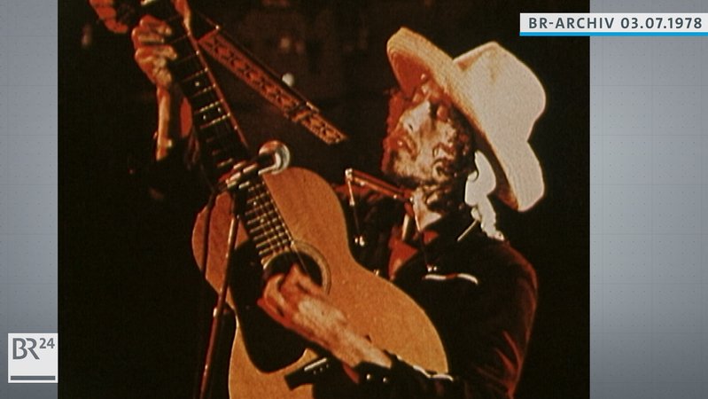 Foto Bob Dylan mit Gitarre und Mundharmonika